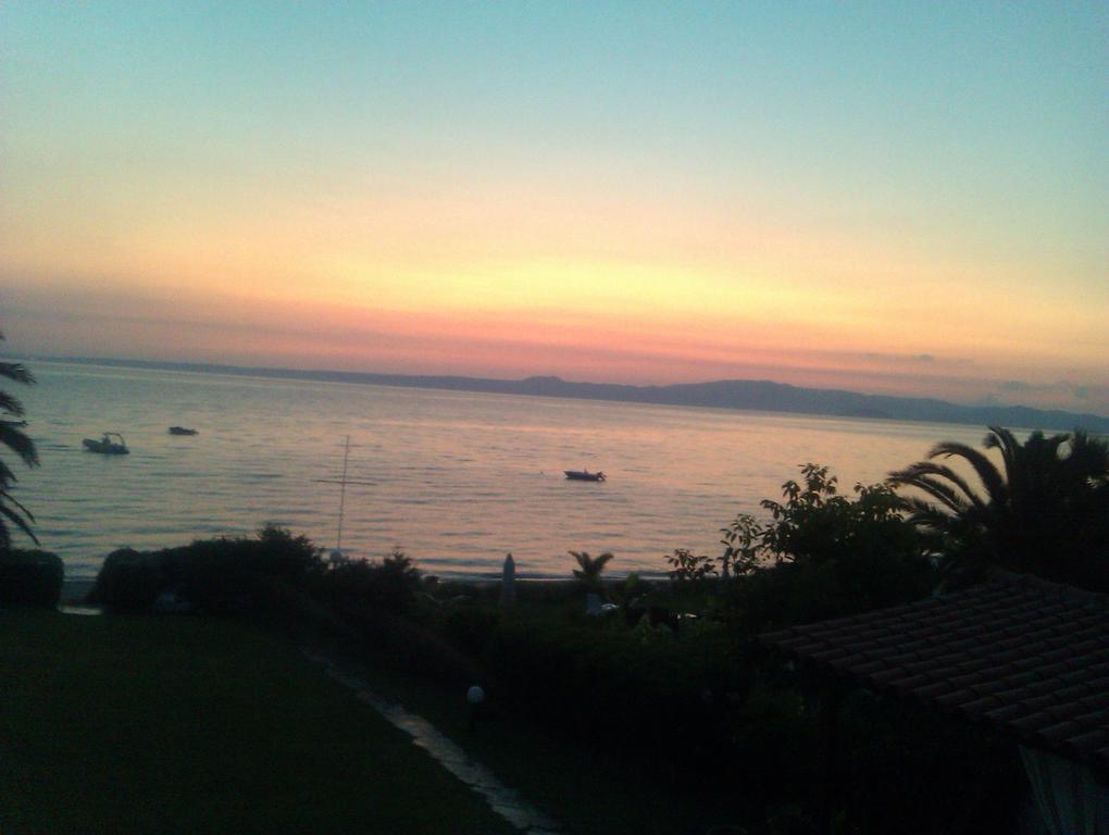 Beach Front Chanioti Polychrono Luaran gambar